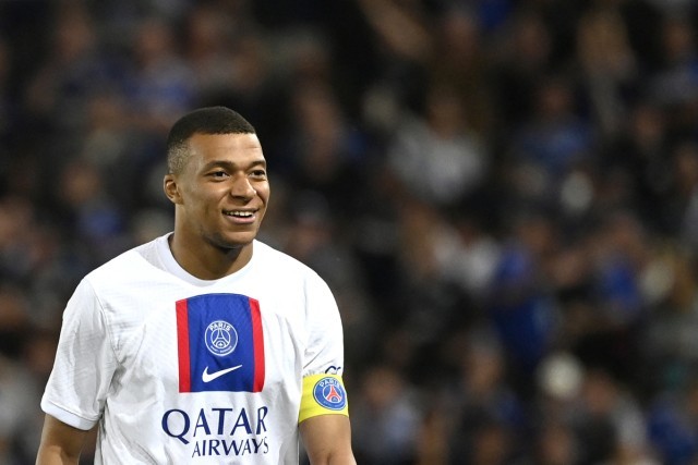 Kylian Mbappe informs PSG he will not trigger contract extension