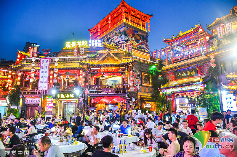 Night economy flourished at food street in Shaanxi
