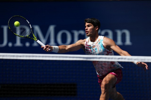 US Open: Alcaraz moves past Evans, China's Zheng squeezes into last 16
