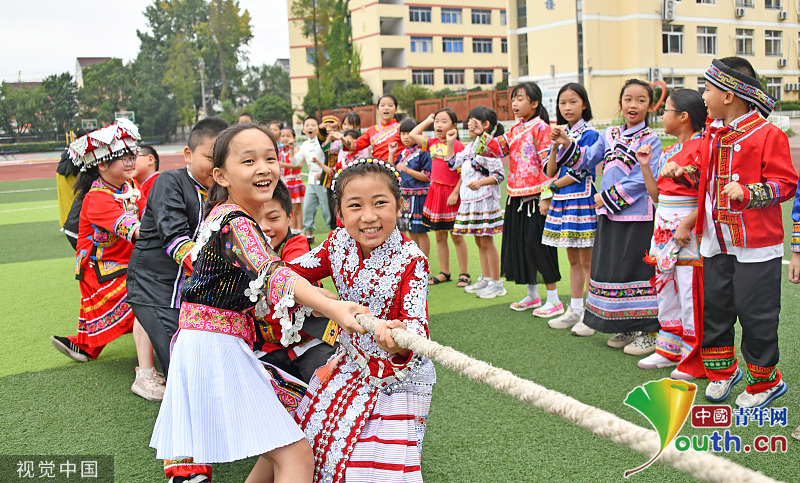 Ethnic minority students participated in a fun campus game to welcome the Asian Games