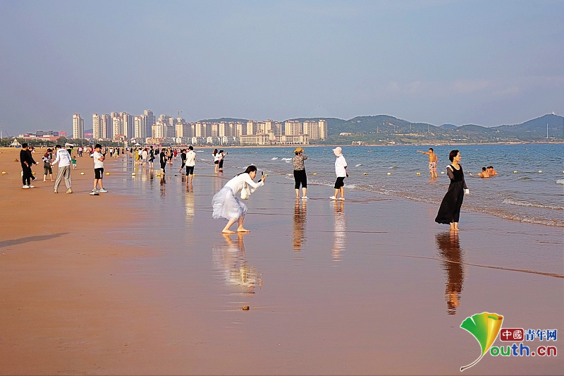 Golden Beach scenic area in Qingdao remains popular after National Day holiday