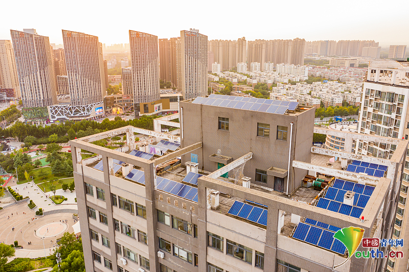 A photovoltaic power station was built on the rooftop of a residential building in Zhengzhou