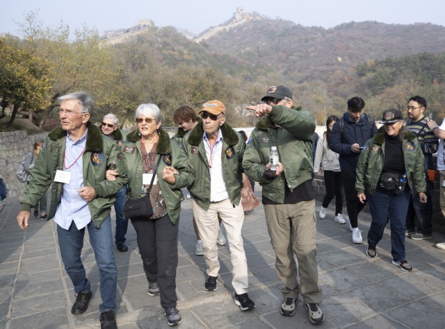 Flying Tigers veteran visits Great Wall in Beijing