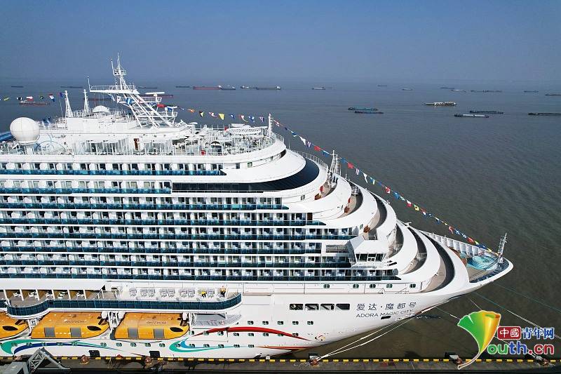 China's first domestic large cruise ship embarked on its maiden commercial voyage