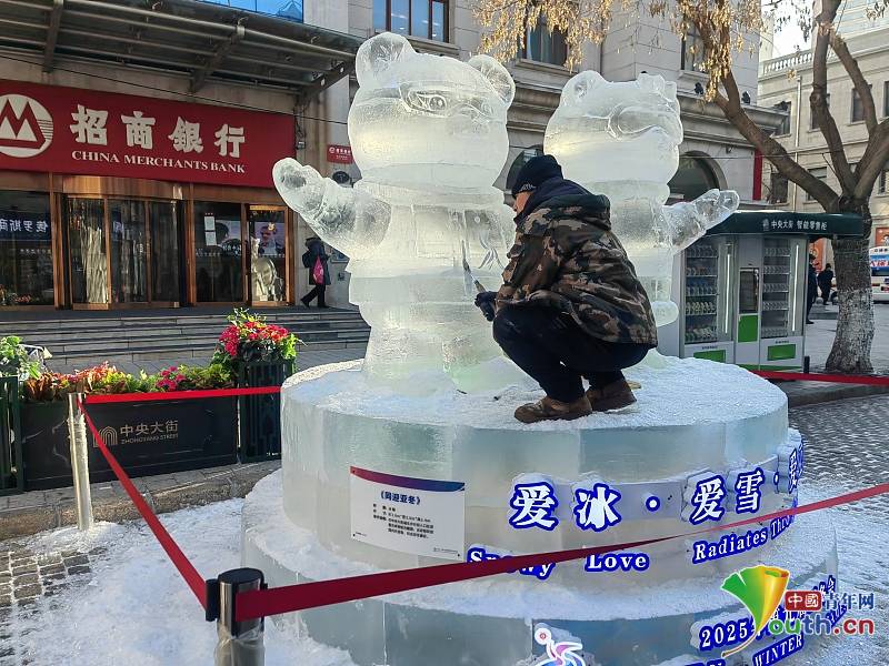 Ice sculptures of Asian Winter Games mascot debuted on Central Street in Harbin