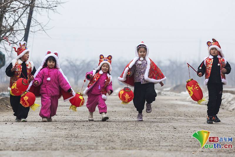 Children in Yuncheng celebrated the festive spirit of the New Year in their new clothes and hats