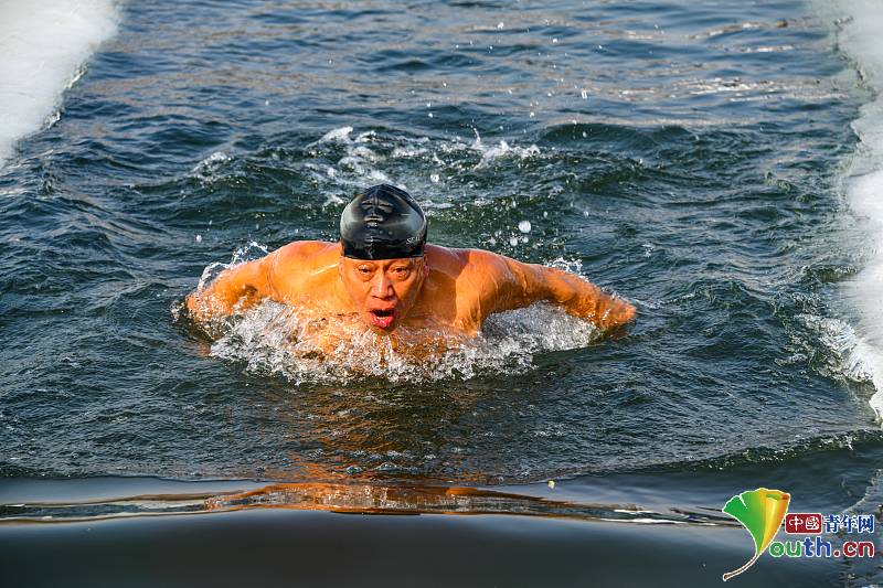 Winter swimming enthusiasts took the plunge in icy pools in Shenyang ...