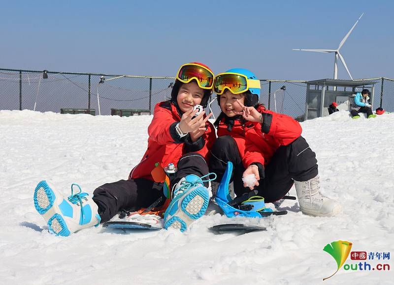 Citizens in Yinchang enjoyed outdoor skiing during the Spring Festival holiday