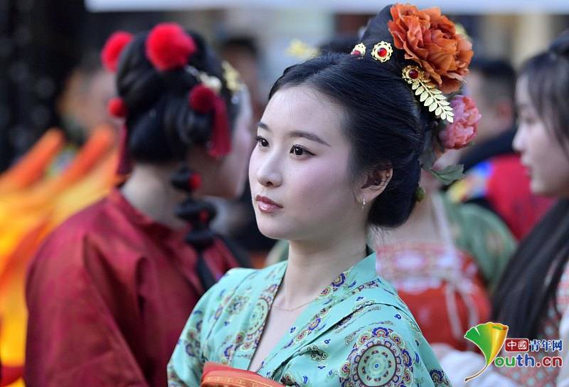 Tourists dressed in traditional attire visited the river banks in Hubei