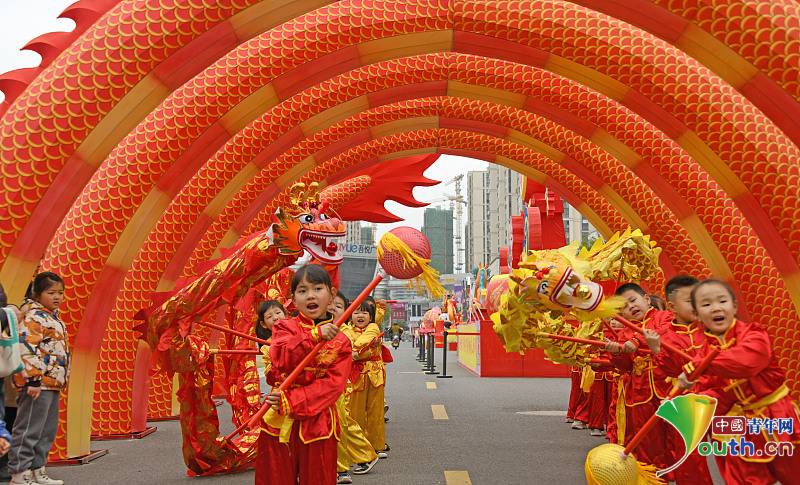 Adorable children danced with dragons to celebrate the Spring Festival and welcome Lantern Festival