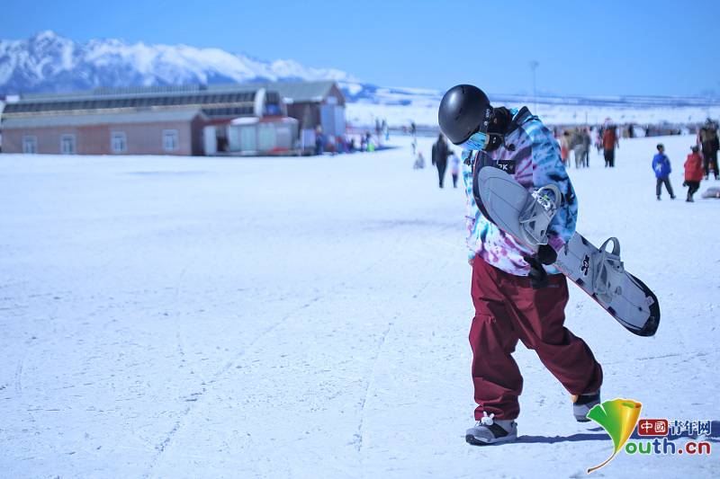 Residents and tourists seized the tail of ski season in Urumqi to enjoy snow fun