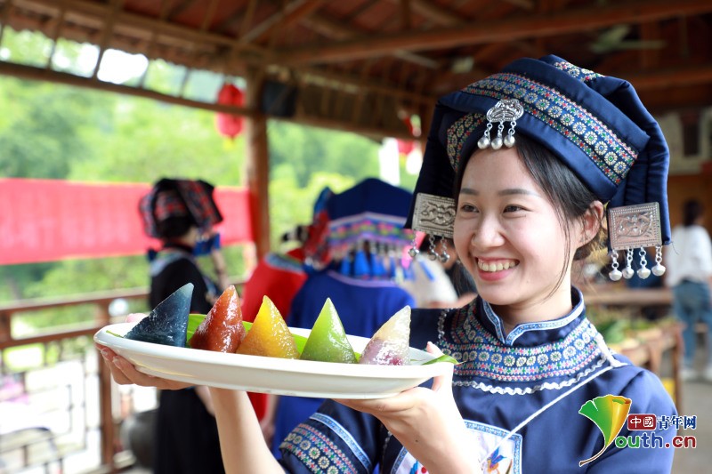 Zhuang women pack Zongzi to celebrate Duanwu Festival_English__China ...